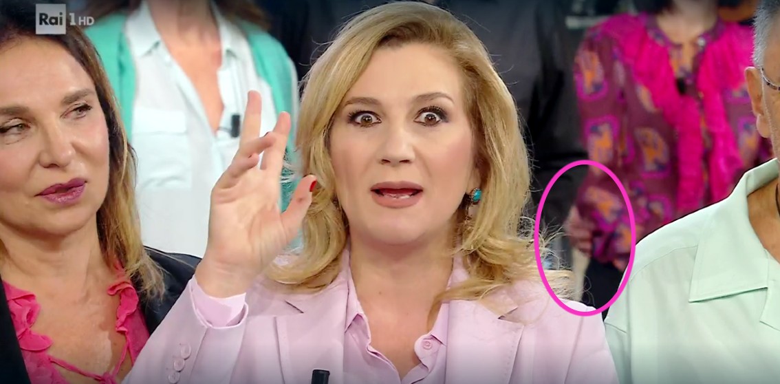 Putiferio In Rai Memo Remigi Palpa Ragazza In Diretta Tv Serena