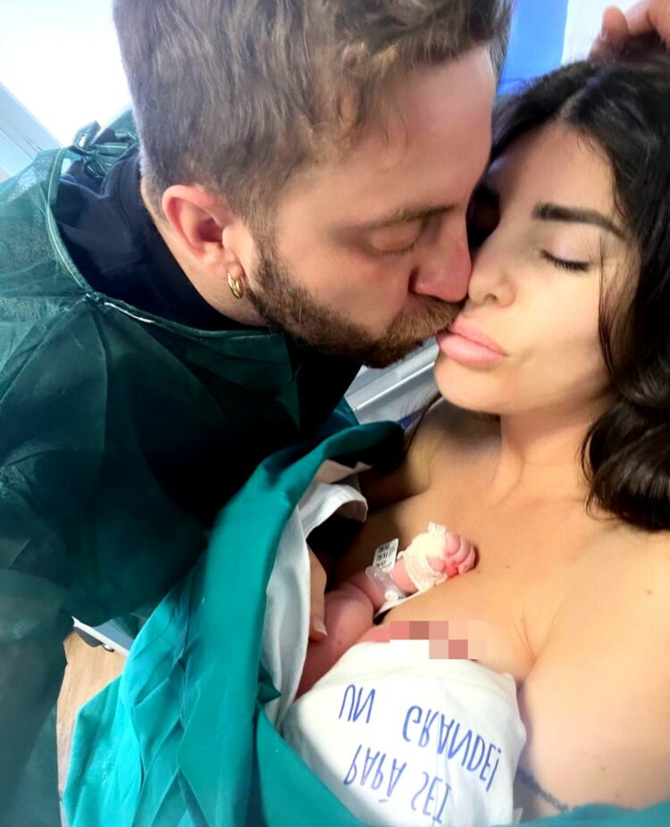 Bianca Atzei E Stefano Corti Le Nuove Tenere Foto Col Figlio Appena