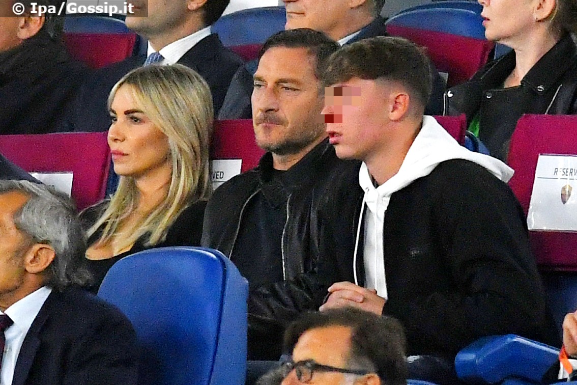 Totti E Noemi Bocchi Allo Stadio A Tifare La Roma Insieme A Cristian