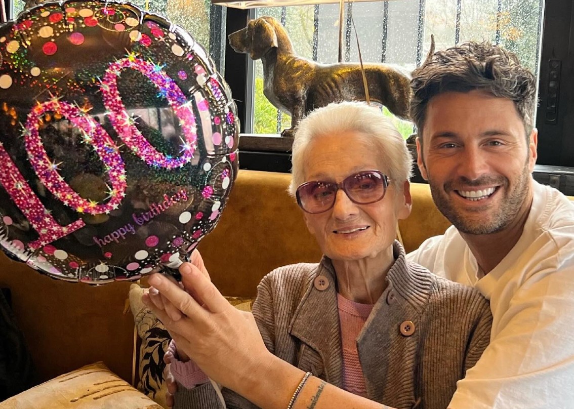 Filippo Bisciglia Festeggia I Anni Di Nonna Vilma Gossip It