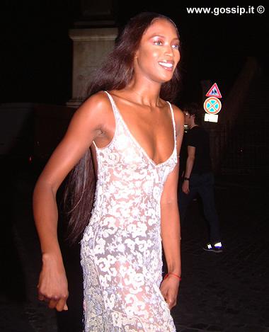 Sexy Gossip: Naomi Campbell canta 'Jingle Bells' in lingerie