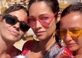 Manuela Arcuri, addio al nubilato: ecco dove ha portato le amiche