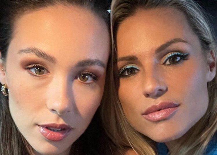 Aurora Ramazzotti pensa di sembrare più vecchia della madre  Aurora Ramazzotti pensa di sembrare più vecchia della madre 