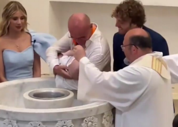 Alfonso Signorini emozionato battezza Gabriele, il figlio di Clizia Incorvaia e Paolo Ciavarro: foto