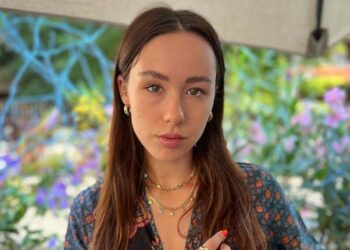 Aurora Ramazzotti si è chiusa nel silenzio dopo il gossip sulla gravidanza. E intanto i suoi genitori…