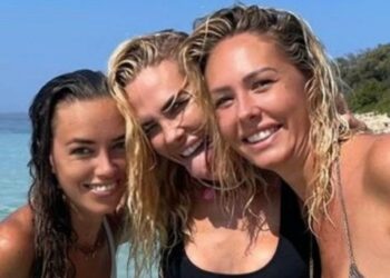 Ilary Blasi, gli scatti sensuali della vacanza in Croazia