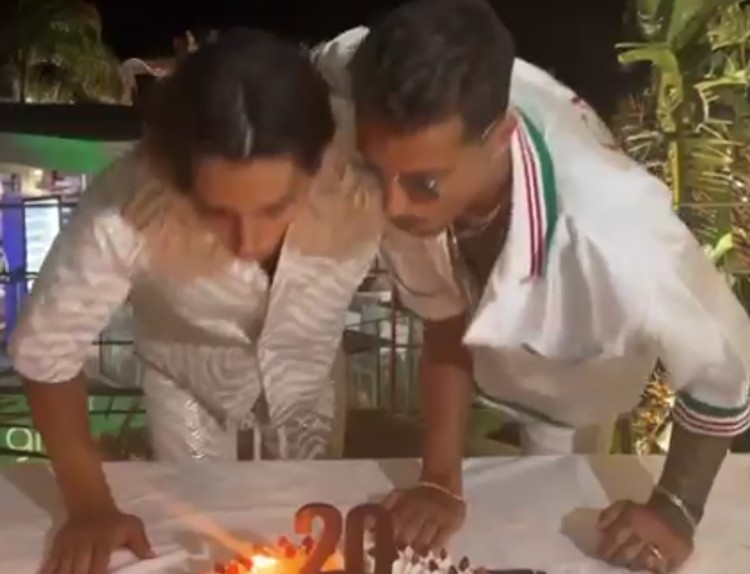 Carlos Corona compie 20 anni: festa con papà Fabrizio Carlos Corona compie 20 anni: festa con papà Fabrizio