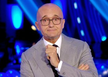 Nel cast del nuovo Grande Fratello Vip tanti concorrenti non famosi: Signorini spiega perché