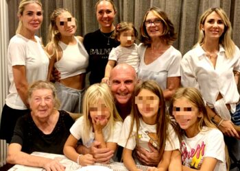 Ilary Blasi trova conforto in famiglia: con mamma, sorelle, figli e nipoti al compleanno dello zio, foto