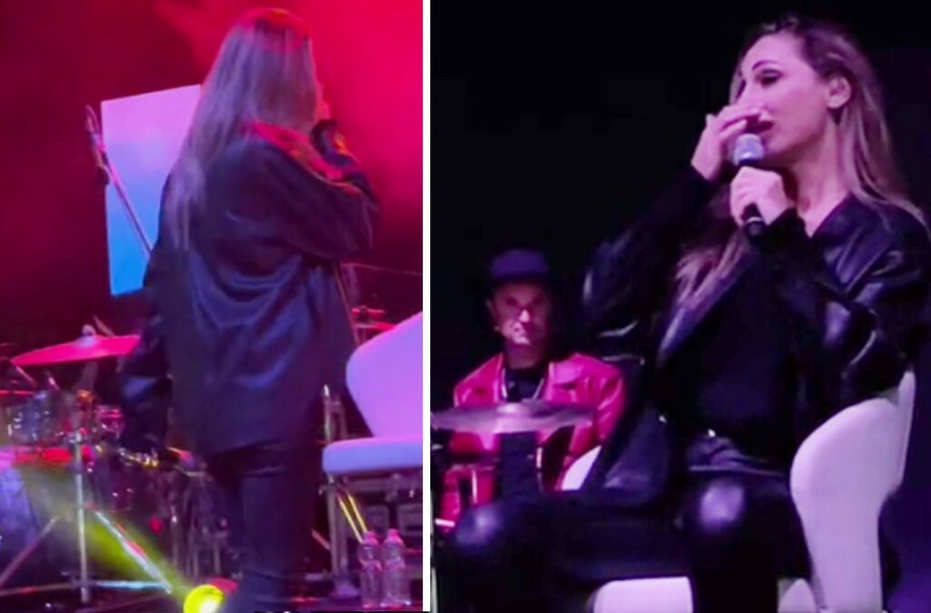 Anna Tatangelo si blocca sul palco: piange per la mamma morta da pochi giorni Anna Tatangelo si blocca sul palco: piange per la mamma morta da pochi giorni