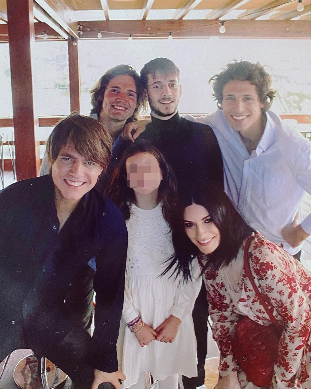 Laura Pausini alla prima comunione della figlia con la sua famiglia allargata foto Gossip.it Laura Pausini alla prima comunione della figlia con la sua famiglia allargata foto Gossip.it