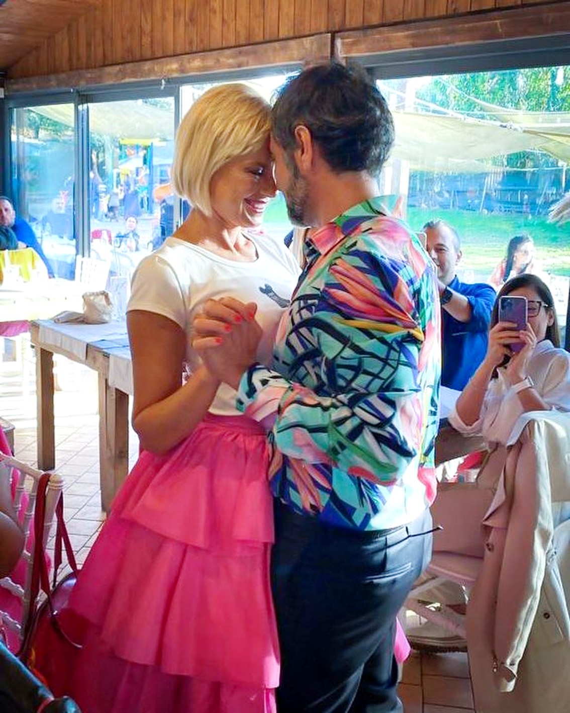 Antonella Elia festeggia i 59 anni con Pietro e gli amici vip foto