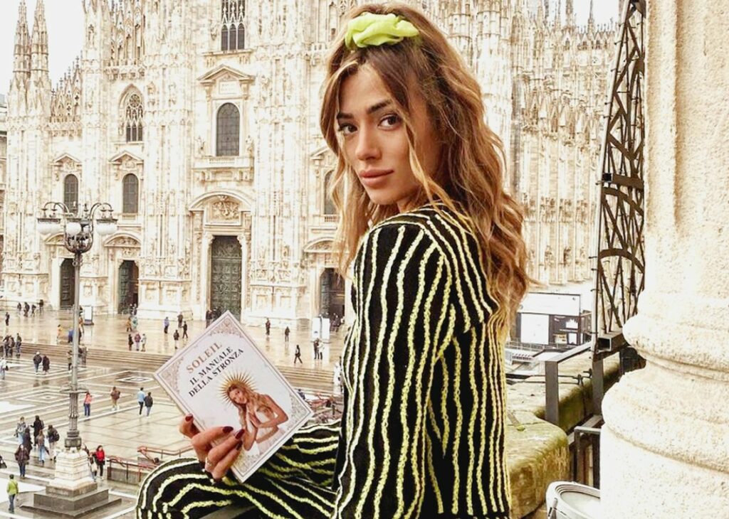 Soleil Sorgé presenta il suo 'Manuale della stron*a': ''Ho scoperto di esserlo verso i 14 anni'' Soleil Sorgé presenta il suo 'Manuale della stron*a': ''Ho scoperto di esserlo verso i 14 anni''