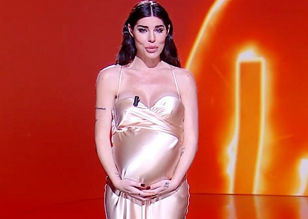 Bianca Atzei col pancione agli sgoccioli a Le Iene: ''Dopo 3 anni di tentativi, partorirò un figlio che ho sempre voluto'' Bianca Atzei col pancione agli sgoccioli a Le Iene: ''Dopo 3 anni di tentativi, partorirò un figlio che ho sempre voluto''