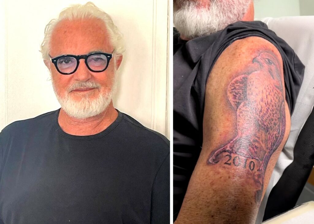 Flavio Briatore a 72 anni si tatua un falco enorme sul braccio per celebrare il suo unico figlio: guarda Flavio Briatore a 72 anni si tatua un falco enorme sul braccio per celebrare il suo unico figlio: guarda