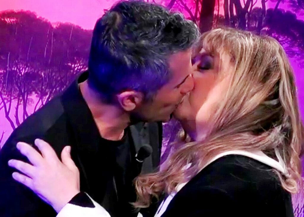 Il fidanzato 43enne di Gegia esiste davvero: Mehmet bacia la 63enne al GF Vip Il fidanzato 43enne di Gegia esiste davvero: Mehmet bacia la 63enne al GF Vip