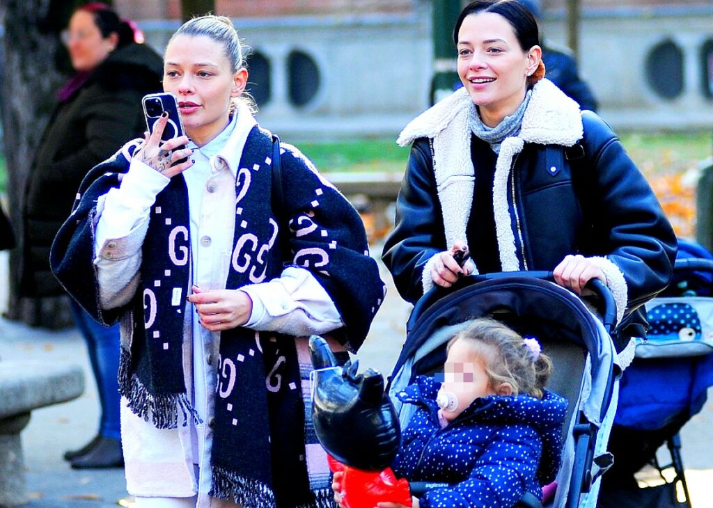 Silvia Provvedi e la sorella Giulia portano la piccola Nicole al parco a Milano: foto