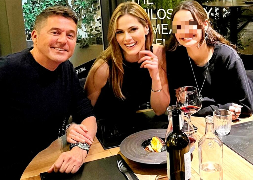 Teo Mammucari al ristorante con l'ex Thais Wiggers e la loro figlia: rarissima foto insieme Teo Mammucari al ristorante con l'ex Thais Wiggers e la loro figlia: rarissima foto insieme