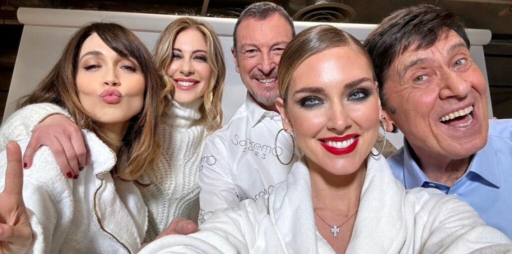 Sanremo 2023 prende il via: Amadeus con Chiara Ferragni e Francesca Fagnani sul set per lo shooting, foto Sanremo 2023 prende il via: Amadeus con Chiara Ferragni e Francesca Fagnani sul set per lo shooting, foto