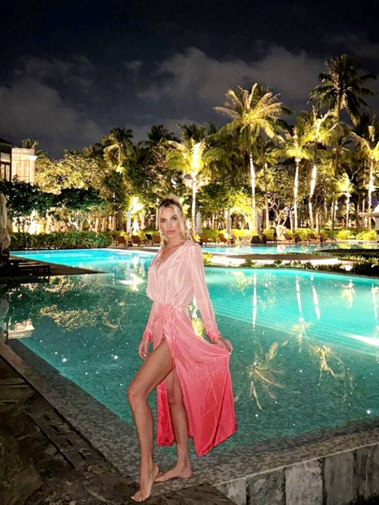 Ilary Blasi in Thailandia imita lamica Michelle Hunziker con la posa osé foto Gossip it