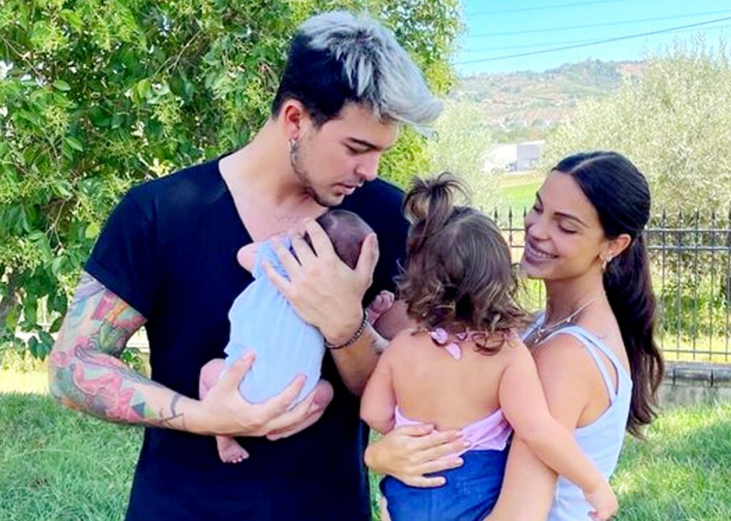 La compagna di Stash rivela: ''Per far staccare mia figlia dal seno ho messo dell’aceto''. Scoppia la polemica