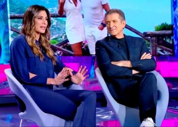 Ezio Greggio e la fidanzata Romina Pierdomenico per la prima volta in tv insieme: parlano dei quasi 40 anni d'età che li separano