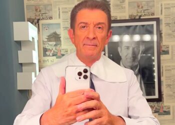 Lo accusano di essere il 'nonno' della fidanzata, Ezio Greggio sbotta: le sue risposte al vetriolo