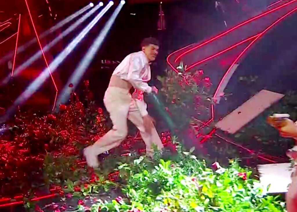 Blanco perde il controllo a Sanremo: spacca tutta la scenografia, il pubblico lo fischia. La motivazione è surreale