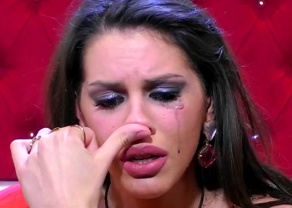 Antonella Fiordelisi crolla in lacrime per le palpatine di Edoardo Donnamaria a Nicole Murgia. Lui: ''E' finita già da un mese'', poi ritratta Antonella Fiordelisi crolla in lacrime per le palpatine di Edoardo Donnamaria a Nicole Murgia. Lui: ''E' finita già da un mese'', poi ritratta