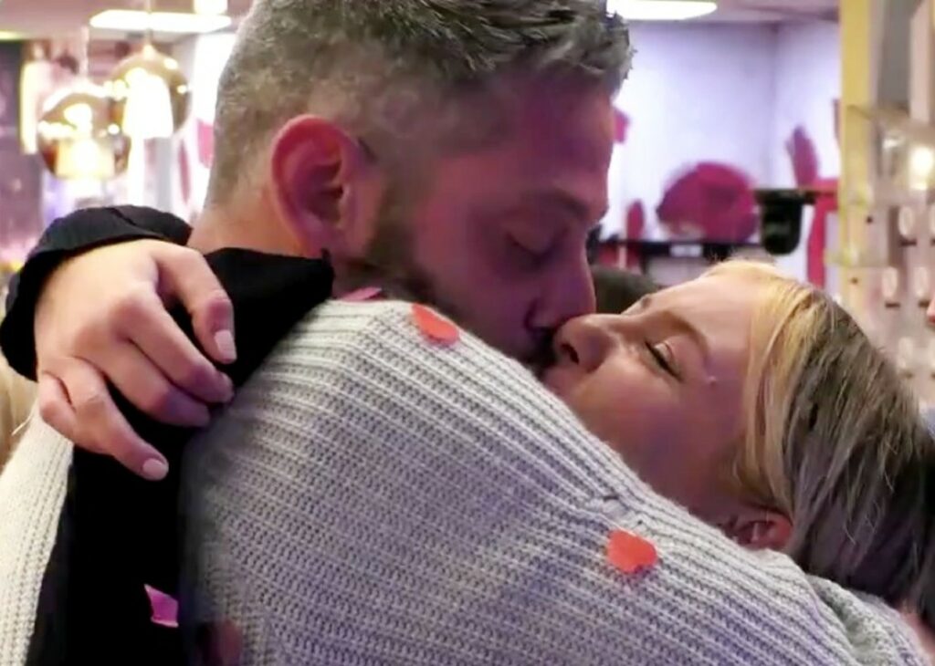 Edoardo Tavassi legge la commovente lettera d'amore per Micol Incorvaia: piangono tutti