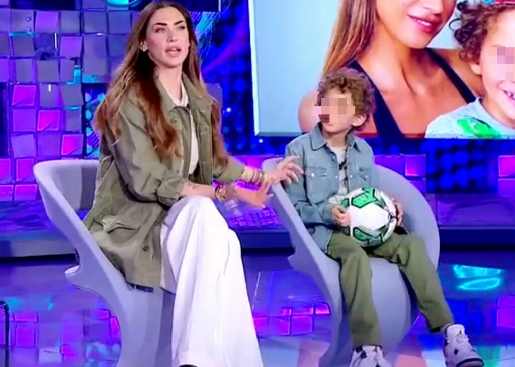 Melissa Satta per la prima volta col figlio Maddox in tv, la 37enne parla anche di Berrettini e dice che… Melissa Satta per la prima volta col figlio Maddox in tv, la 37enne parla anche di Berrettini e dice che…