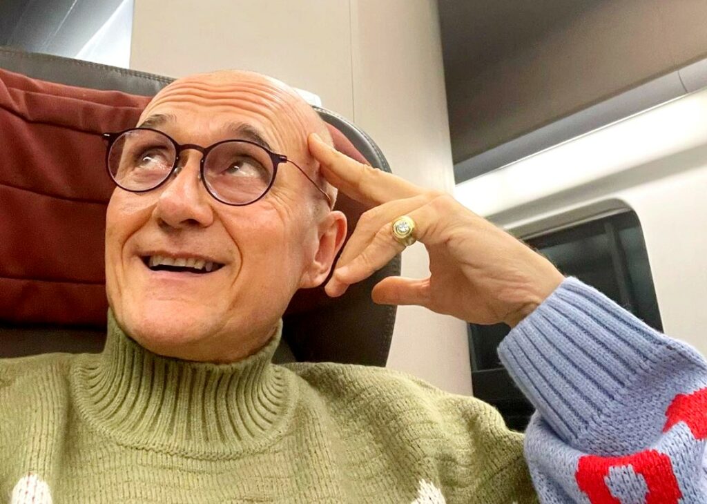 Cosa mangia, quante ore dorme e come si allena: Alfonso Signorini rivela come fa a dirigere un giornale e condurre il GF Vip