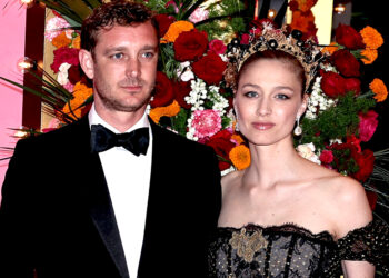 Beatrice Borromeo sempre più Principessa: sul red carpet con Pierre Casiraghi mette il cerchietto a forma di corona, foto 