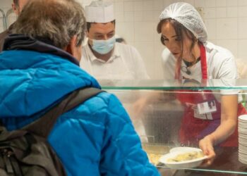 Serve cibo ai bisognosi e l'accusano di ostentare la beneficenza sui social, Caterina Balivo si arrabbia: la sua risposta