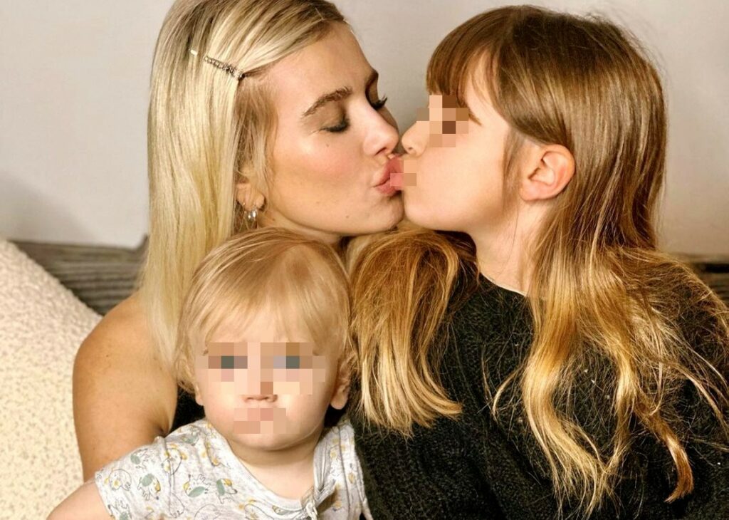 Clizia Incorvaia fa un tenerissimo tatuaggio dedicato ai figli: ecco quale immagini ha impresso sul braccio