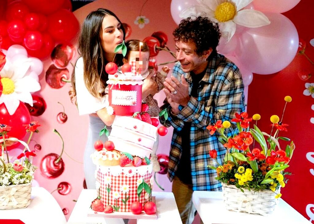 Valentino Rossi e Francesca Sofia Novello organizzano una mega festa a tema per il primo compleanno della figlia Giulietta: foto Valentino Rossi e Francesca Sofia Novello organizzano una mega festa a tema per il primo compleanno della figlia Giulietta: foto