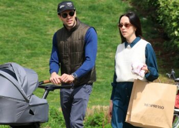 Aurora Ramazzotti e Goffredo Cerza, la prima passeggiata a Milano col figlio neonato Cesare: foto