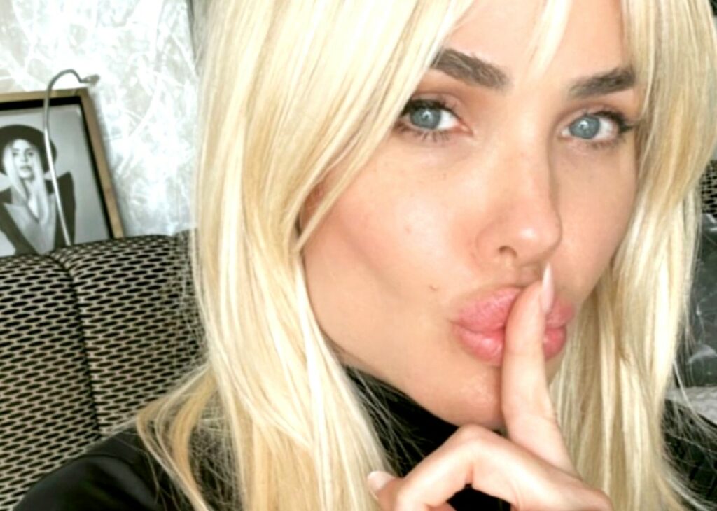 ''Sshhh'' e gesto del silenzio: Ilary Blasi risponde a chi dice che è 'scontenta' dell'assegno di mantenimento che riceverà da Totti? ''Sshhh'' e gesto del silenzio: Ilary Blasi risponde a chi dice che è 'scontenta' dell'assegno di mantenimento che riceverà da Totti?