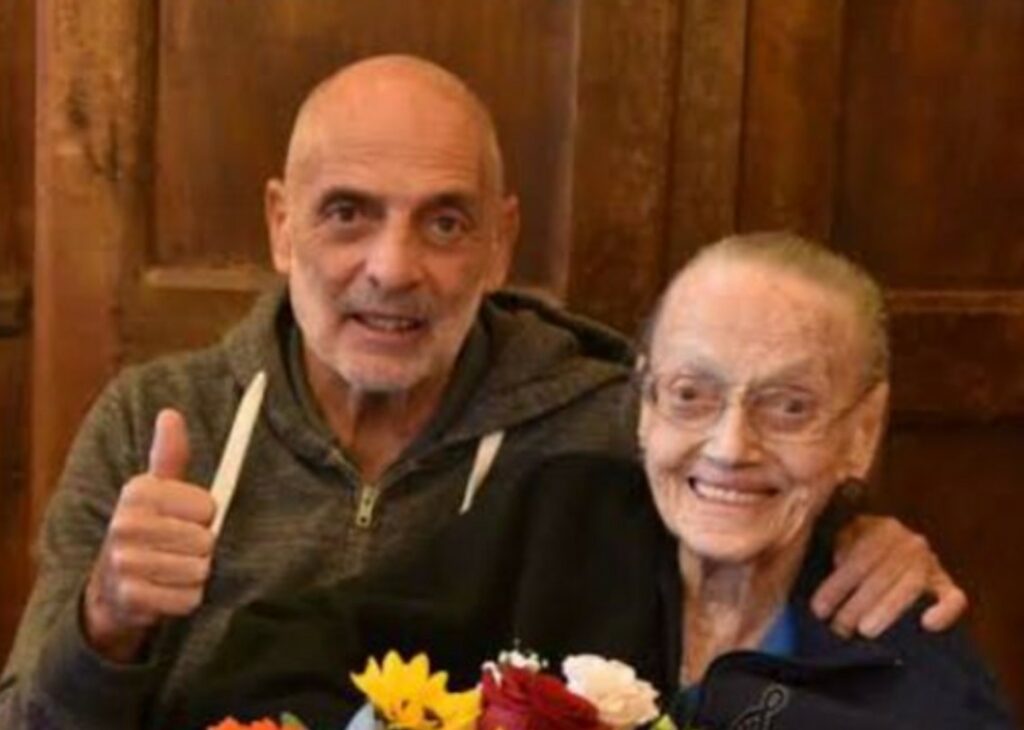 Addio all'iconica mamma di Paolo Brosio: la signora Anna è morta a 102 anni