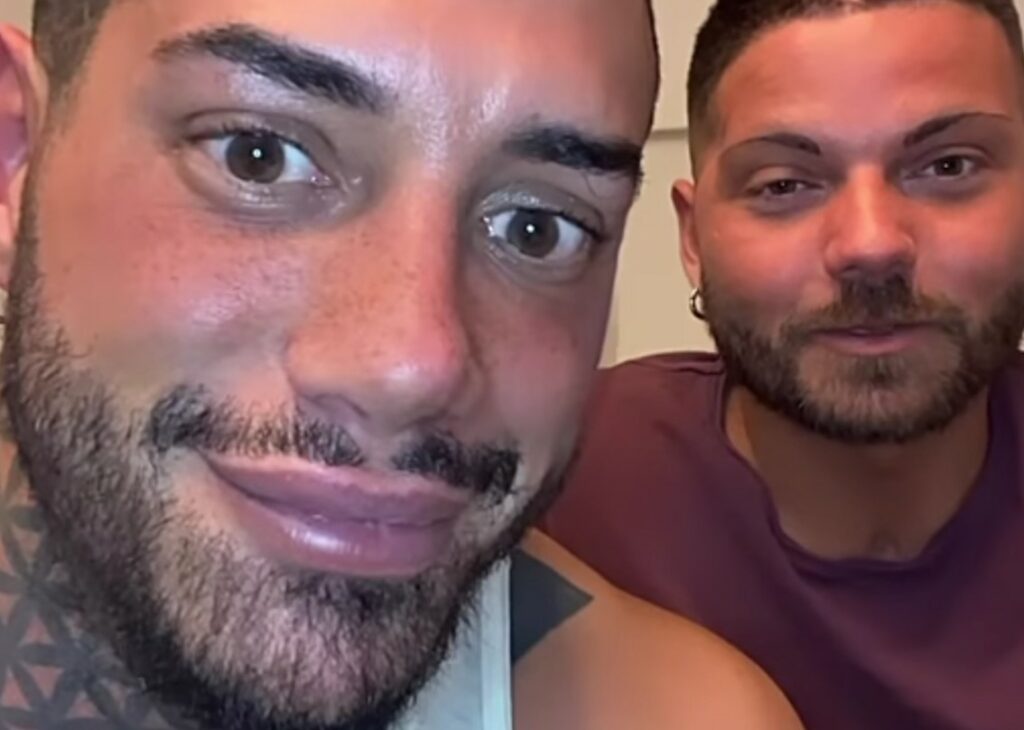 ''Vi presento il mio assistente personale, guardate la sua cicatrice'': Francesco Chiofalo mostra il collaboratore conosciuto grazie al tumore ''Vi presento il mio assistente personale, guardate la sua cicatrice'': Francesco Chiofalo mostra il collaboratore conosciuto grazie al tumore