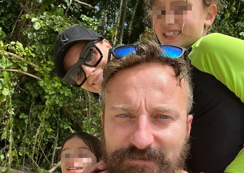 Francesco Facchinetti con la moglie e i due figli nell'isola di proprietà del suocero: foto Francesco Facchinetti con la moglie e i due figli nell'isola di proprietà del suocero: foto