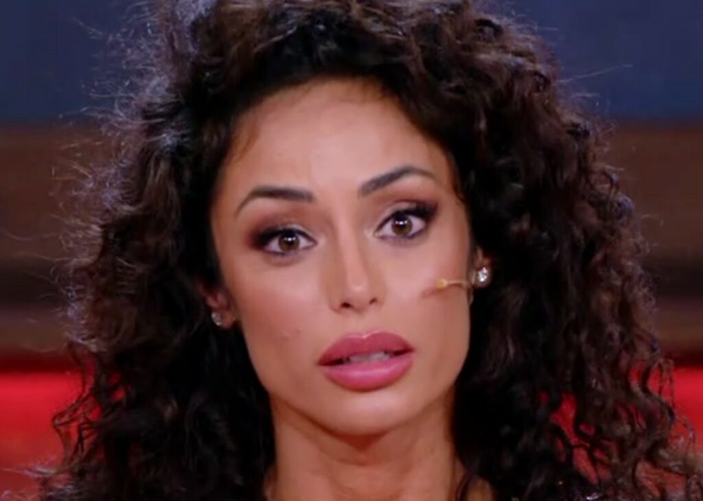 ''Mamma ma non ti vergogni?'': Raffaella Fico spiega perché la figlia le ha fatto questa domanda ''Mamma ma non ti vergogni?'': Raffaella Fico spiega perché la figlia le ha fatto questa domanda