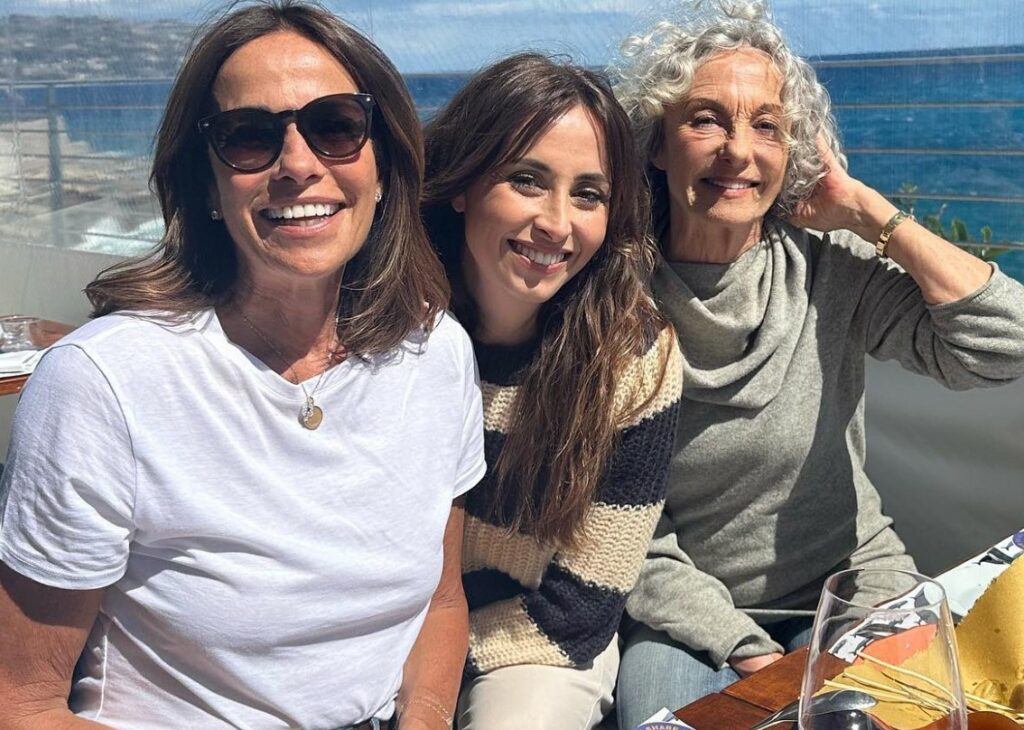 ''Mamma sembra sempre una ragazza'': Cristina e Benedetta Parodi al mare in Liguria con l'amato genitore, foto ''Mamma sembra sempre una ragazza'': Cristina e Benedetta Parodi al mare in Liguria con l'amato genitore, foto
