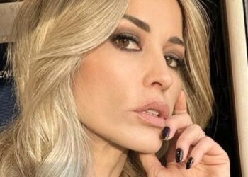 ''Non devo fare lo show coi miei figli, pensate ai vostri'': Elena Santarelli sbotta sul social