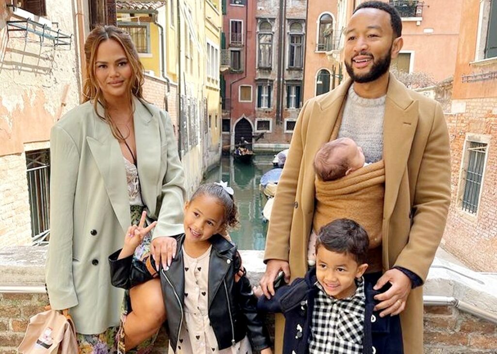 Le star americane John Legend e Chrissy Teigen a Venezia con la figlia appena nata per Pasqua: foto