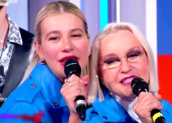Clizia Incorvaia in tv con la suocera Eleonora Giorgi, ballano e cantano vestite uguali: ''Lei è una mamma acquisita''