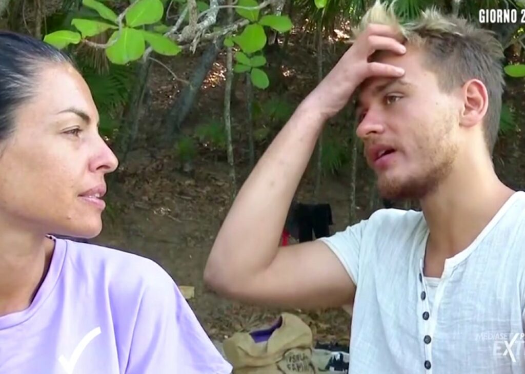 ''Prima di Alessandro ho avuto una relazione con una ragazza, è stato terribile'': il fidanzato di Cecchi Paone si confessa all’Isola ''Prima di Alessandro ho avuto una relazione con una ragazza, è stato terribile'': il fidanzato di Cecchi Paone si confessa all’Isola