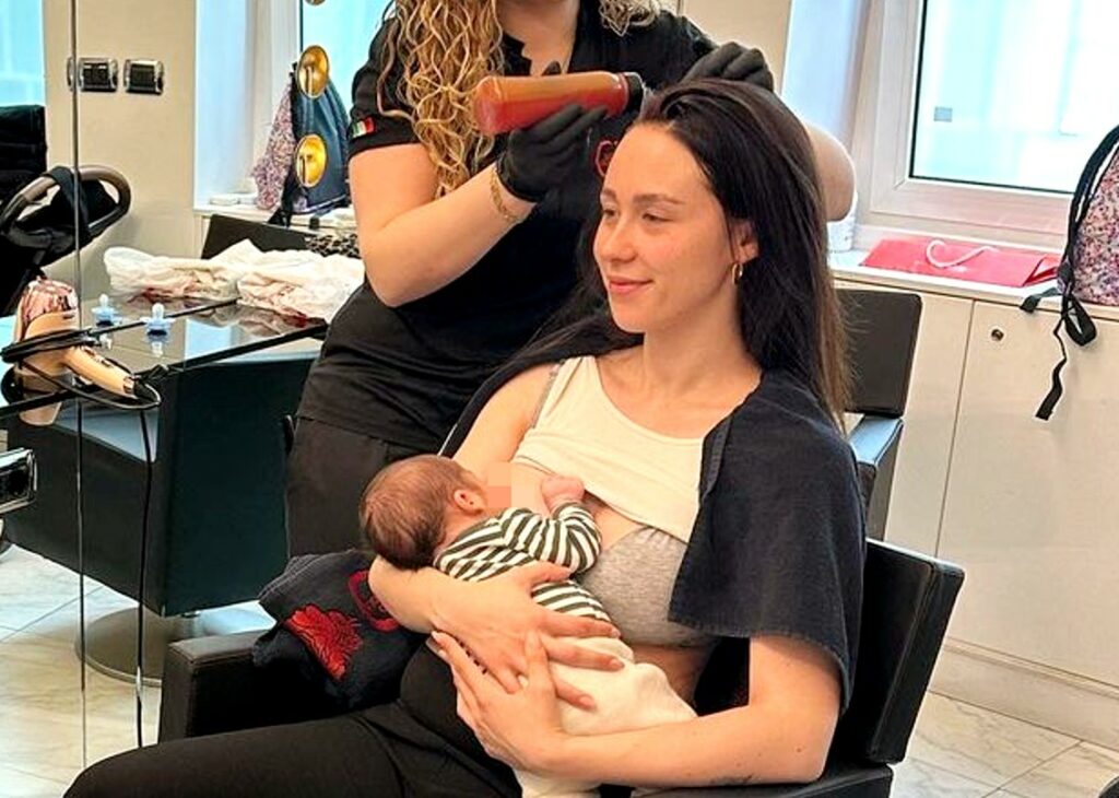 Aurora Ramazzotti mamma 'multitasking': allatta dal parrucchiere mentre le fanno tinta e pedicure, guarda Aurora Ramazzotti mamma 'multitasking': allatta dal parrucchiere mentre le fanno tinta e pedicure, guarda