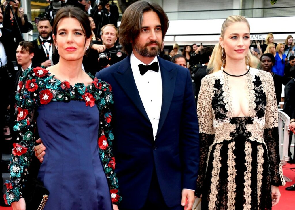 Eleganza chic ma seno in vista: Charlotte Casiraghi e la cognata italiana Beatrice Borromeo ammaliano il red carpet di Cannes 2023 Eleganza chic ma seno in vista: Charlotte Casiraghi e la cognata italiana Beatrice Borromeo ammaliano il red carpet di Cannes 2023
