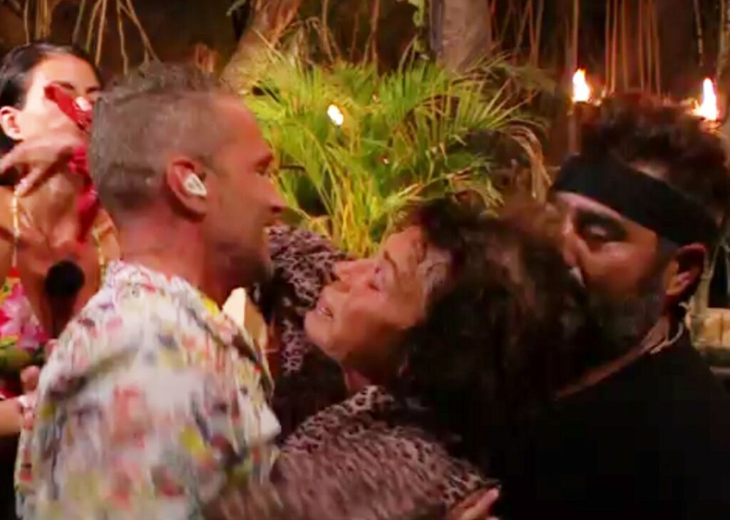 Corinne Clery sviene in diretta tv, panico all'Isola dei Famosi: ecco cos'è successo Corinne Clery sviene in diretta tv, panico all'Isola dei Famosi: ecco cos'è successo